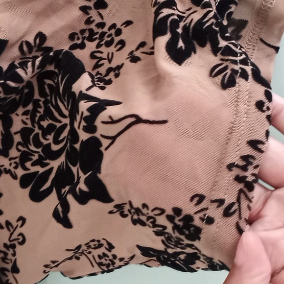 SHEIN MEDIUM FLORAL CROP TOP - Picture 6 of 7